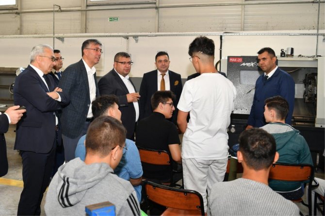 Osb Başkanı Yalçın, Teknik Kolej’de Denetim Yaptı Öğrencilere Nasihatte Bulundu