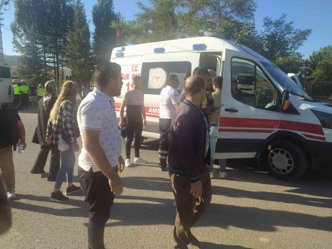 İ̇şçi Taşıyan Servis Midibüsü Kamyonetle Çarpıştı: 17 Yaralı