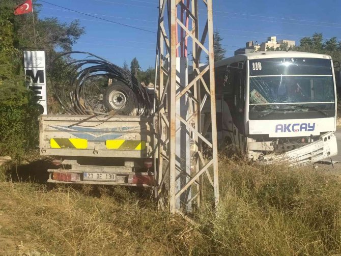 İ̇şçi Taşıyan Servis Midibüsü Kamyonetle Çarpıştı: 17 Yaralı