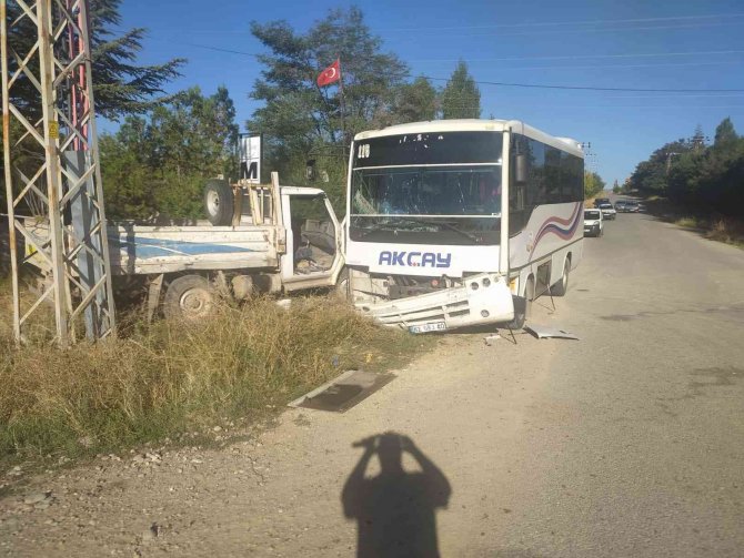 İ̇şçi Taşıyan Servis Midibüsü Kamyonetle Çarpıştı: 17 Yaralı