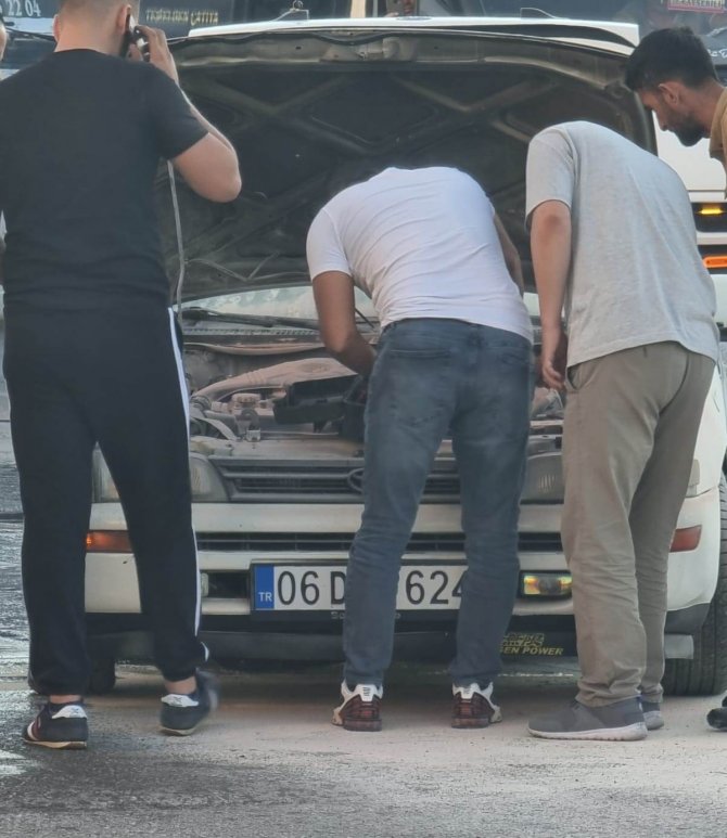 Kırmızı Işıkta Bekleyen Aracın Motor Kısmında Çıkan Yangını Vatandaşlar Söndürdü