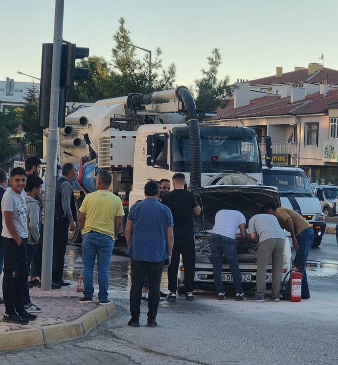 Kırmızı Işıkta Bekleyen Aracın Motor Kısmında Çıkan Yangını Vatandaşlar Söndürdü