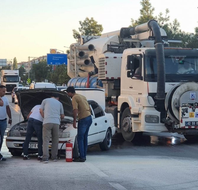 Kırmızı Işıkta Bekleyen Aracın Motor Kısmında Çıkan Yangını Vatandaşlar Söndürdü