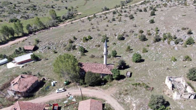 Tarihi Cami İlgisizlikten Harabeye Döndü