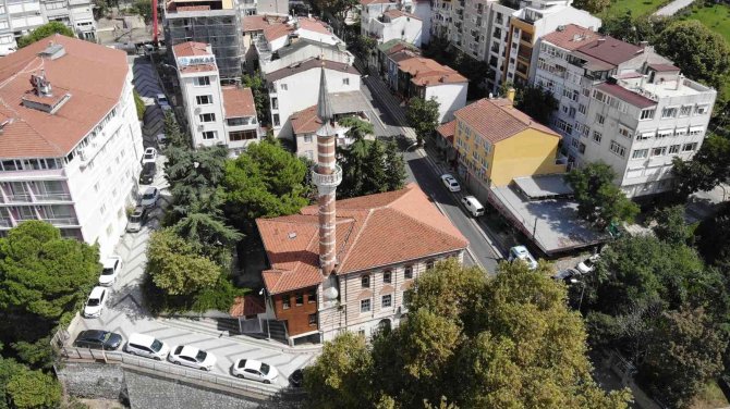 Üsküdar’da 2 Asırlık Tarihi Caminin Kubbesindeki Kurşun Plakalar Çalındı