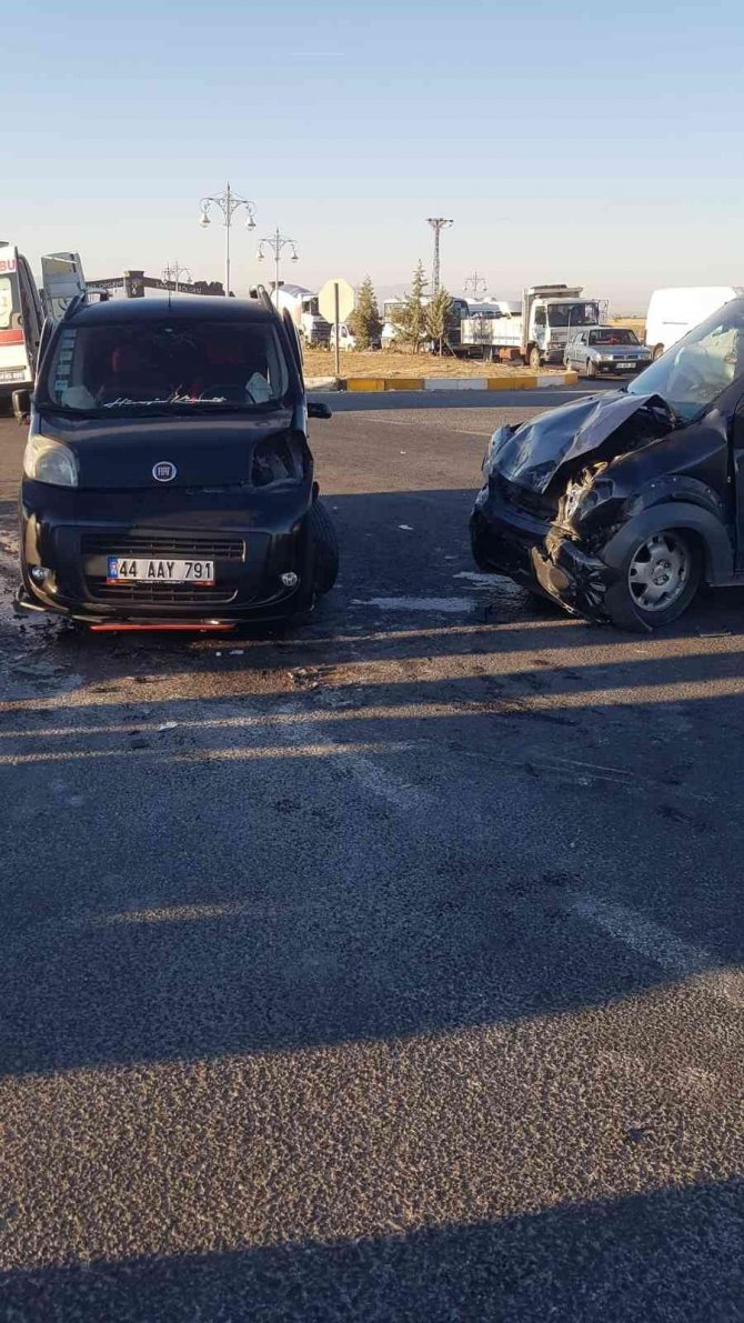 Malatya’da İki Araç Çarpıştı: 3 Yaralı