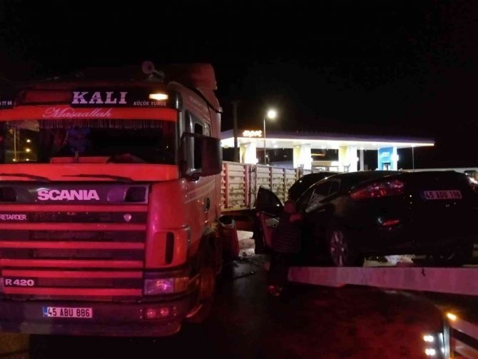 Manisa’da Tır İle Otomobil Çarpıştı: Otomobilde Bulunan 6 Kişi Ölümden Döndü