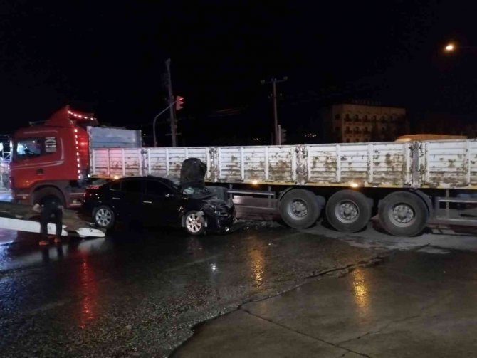 Manisa’da Tır İle Otomobil Çarpıştı: Otomobilde Bulunan 6 Kişi Ölümden Döndü