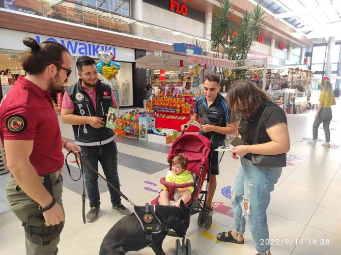 Narkotik Polisleri Vatandaşları Bilgilendirdi