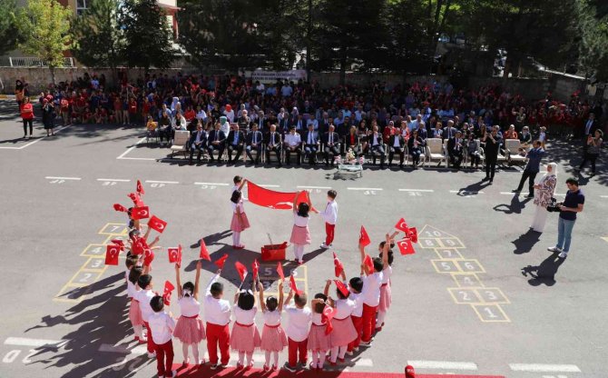 Nevşehir’de Protokol Üyeleri ‘İ̇lköğretim Haftası’ Kutlama Programına Katıldı