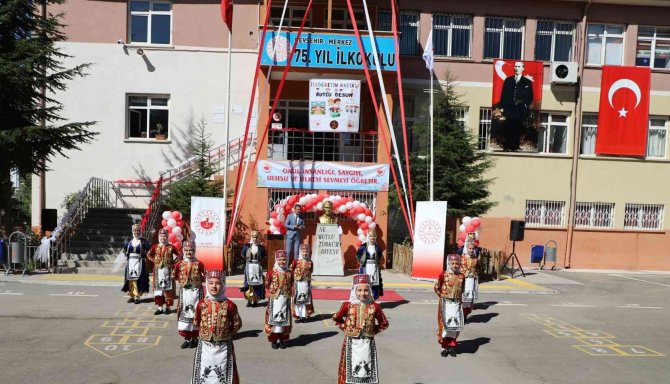 Nevşehir’de Protokol Üyeleri ‘İ̇lköğretim Haftası’ Kutlama Programına Katıldı