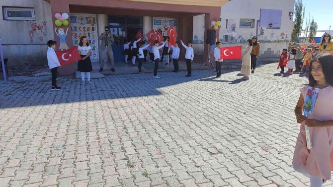 Okula Yeni Başlayan Minikler Çiçeklerle Karşılandı