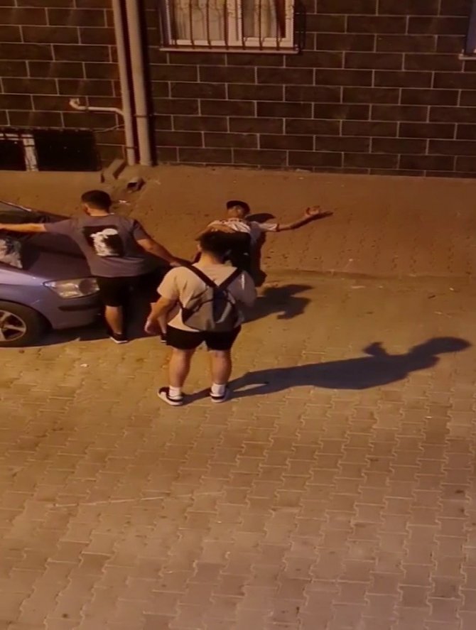 Esenyurt’ta Silahlar Konuştu; 2 Genç Kurşun Yağmuruna Tutuldu