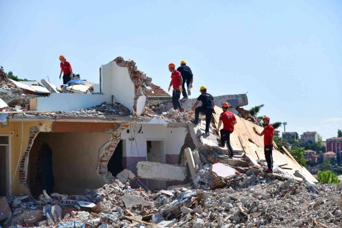 Pendik’te Gerçeğini Aratmayan Deprem Tatbikatı