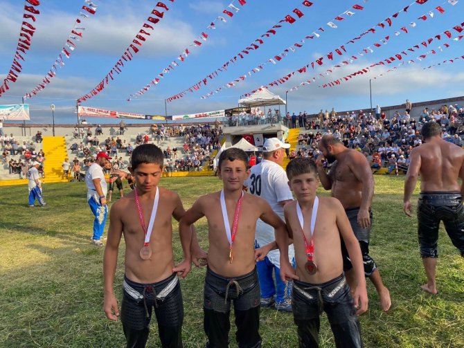 Sakaryalı Pehlivanlar Başarıya Doymuyor