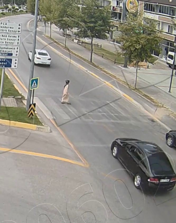 Yaya Geçidinden Karşıya Geçemedi