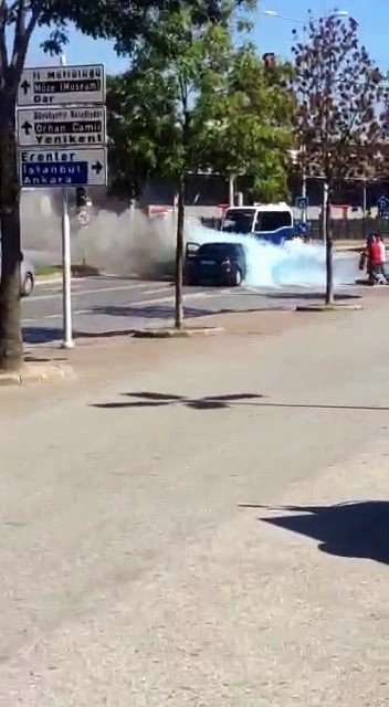 Cadde Ortasında Otomobilden Bir Anda Dumanlar Yükselmeye Başladı