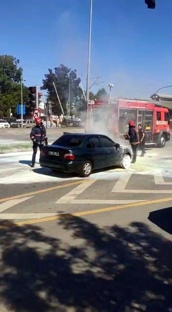 Cadde Ortasında Otomobilden Bir Anda Dumanlar Yükselmeye Başladı