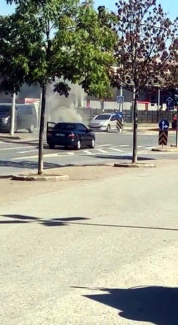Cadde Ortasında Otomobilden Bir Anda Dumanlar Yükselmeye Başladı