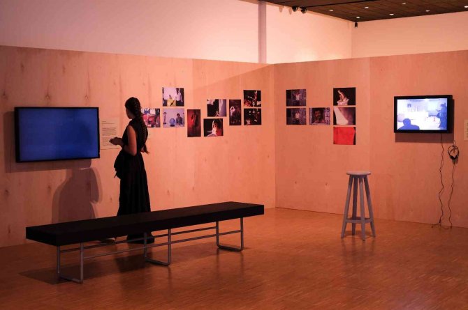 Salt’ın Yeni Sergisi ‘Sahnede 90’lar’ Sanatseverlere Kapılarını Açtı