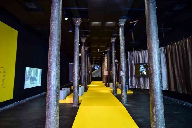 Salt’ın Yeni Sergisi ‘Sahnede 90’lar’ Sanatseverlere Kapılarını Açtı