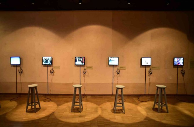 Salt’ın Yeni Sergisi ‘Sahnede 90’lar’ Sanatseverlere Kapılarını Açtı