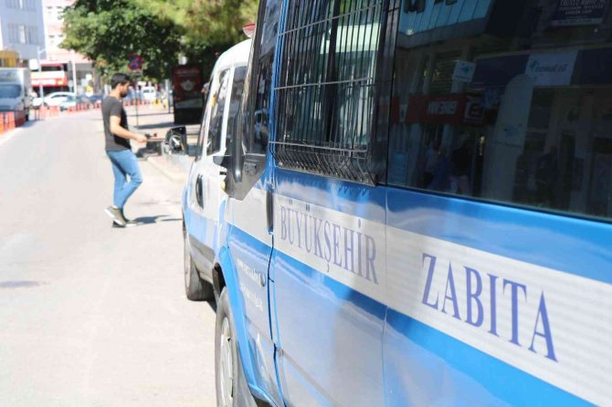 Hafif Ticari Araç Polis Ve Zabıta Araçlarına Çarptı