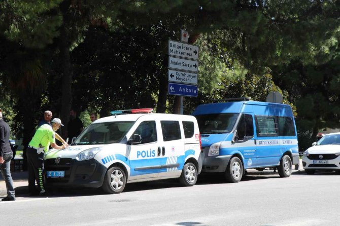 Hafif Ticari Araç Polis Ve Zabıta Araçlarına Çarptı