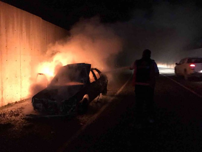 Seyir Halindeki Araç Bir Anda Alev Aldı