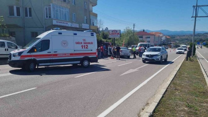 Otomobil Minibüse Çarptı: 1 Ölü