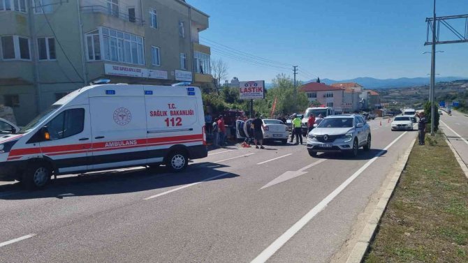 Otomobil Minibüse Çarptı: 1 Ölü