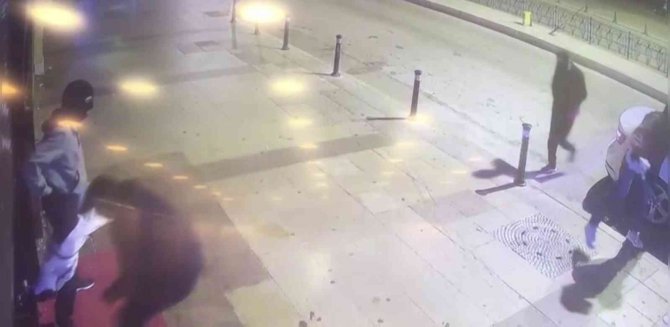 Fatih’te Kuyumcuyu Soymaya Kalkan Şüphelilerin Polisi Görünce Kaçtığı Anlar Kamerada