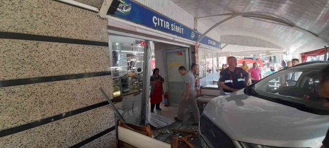 Bandırma’da Otomobil Simit Dükkanına Girdi