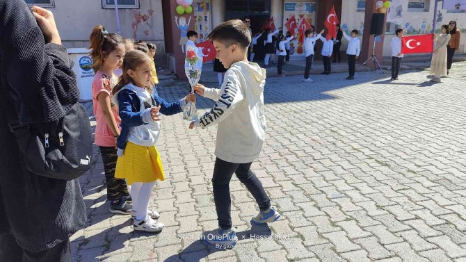 Okula Yeni Başlayan Minikler Çiçeklerle Karşılandı
