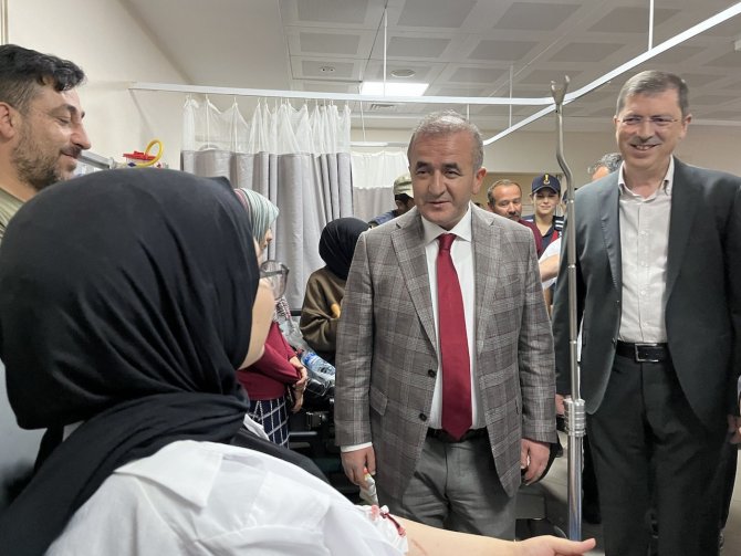 Vali Hatipoğlu, Yaralanan Öğrencileri Hastanede Ziyaret Etti