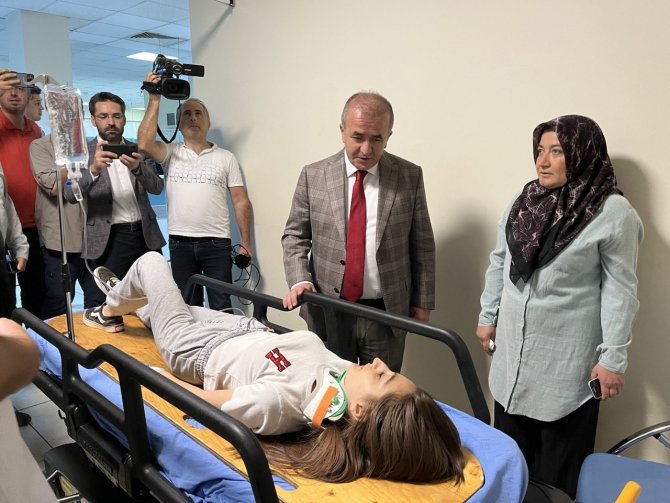 Vali Hatipoğlu, Yaralanan Öğrencileri Hastanede Ziyaret Etti