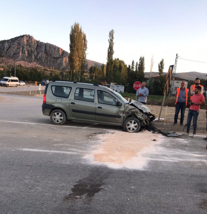 Tokat’ta Okul Servisi İle Hafif Ticari Araç Çarpıştı: 10 Yaralı
