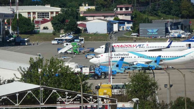 Trabzon Havalimanı’na İnen Yabancı Bir Ülkeye Ait 3 Savaş Uçağı Merak Uyandırdı