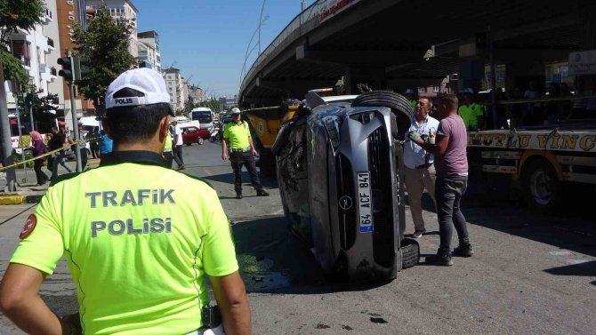 Kırmızı Işık İhlali Yapan Araç Kazada Ters Döndü