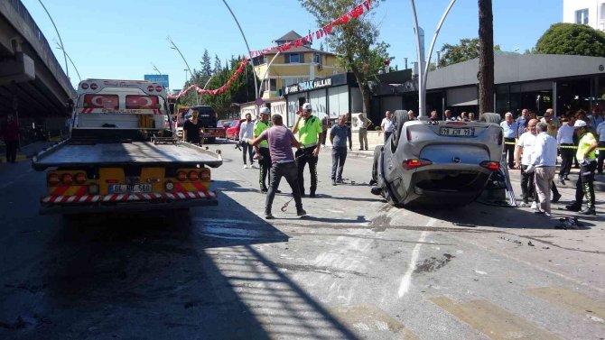 Kırmızı Işık İhlali Yapan Araç Kazada Ters Döndü