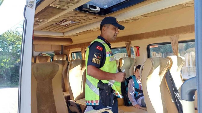 Jandarma Ekipleri Okul Çevrelerinde Kuş Uçurtmuyor