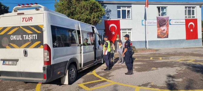 Jandarma Ekipleri Okul Çevrelerinde Kuş Uçurtmuyor