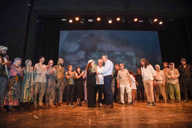 “Boynu Bükük Öldüler” Dünya Prömiyerini Adana’da Yaptı