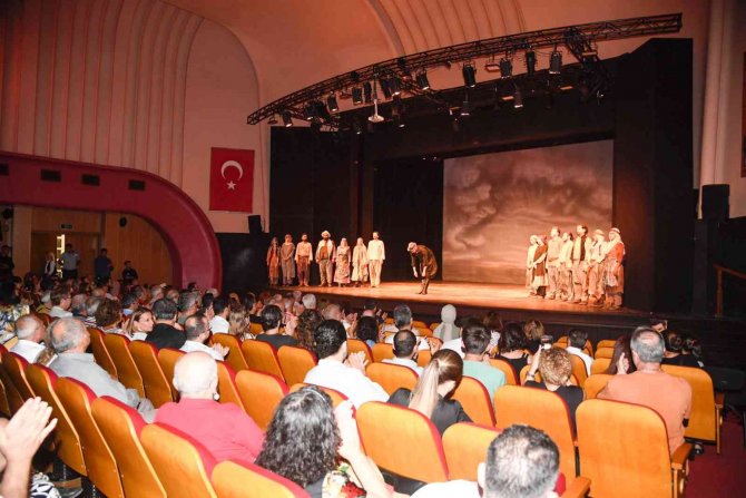 “Boynu Bükük Öldüler” Dünya Prömiyerini Adana’da Yaptı