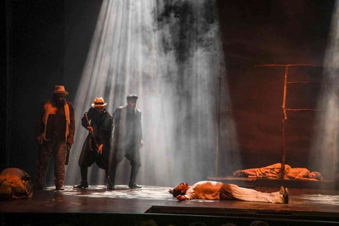 “Boynu Bükük Öldüler” Dünya Prömiyerini Adana’da Yaptı