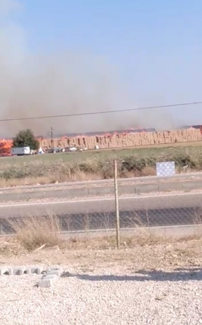 Mısır Sapı Balyaları Alev Aldı, Karayolunu Dumanlar Kapladı