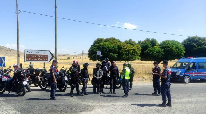 Aksaray’da Trafik Jandarması Motosiklet Ve Sürücülerini Denetliyor
