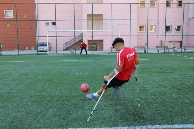 Kazada Ayağını Kaybeden Eren Bulut, Milli Forma Hayalinin Peşinden Koşuyor
