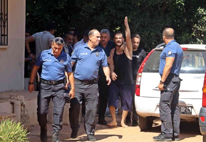 Eşi Ve Çocuklarını Ekmek Bıçağıyla Rehin Aldı, Gözaltına Alınınca ’Karakola Götüre Götüre Evde Bıçak Kalmadı" Dedi