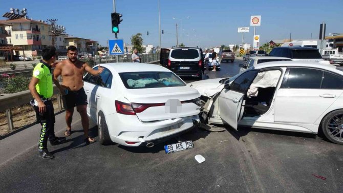 Alkollü Sürücü Aracı İle Kırmızı Işıkta Bekleyen Araçların Arasına Daldı: 1 Yaralı